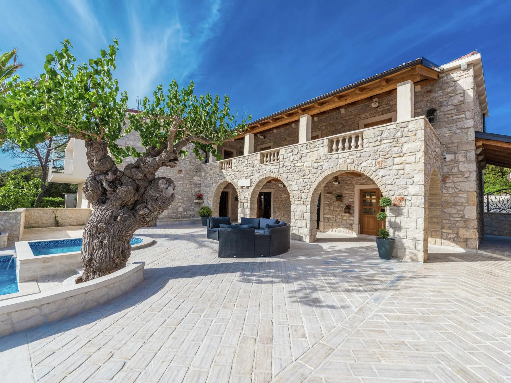 Villa in Sukosan With Pool Near the Sea