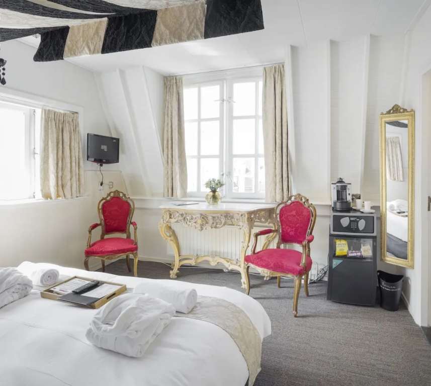 Standard Double room with courtyard view (full double bed)