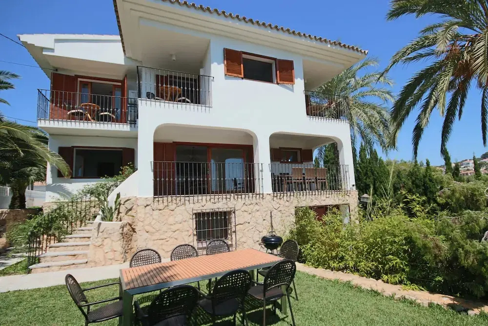 Only 100m to the Beach! Spacious Villa With Private Pool - 12 People