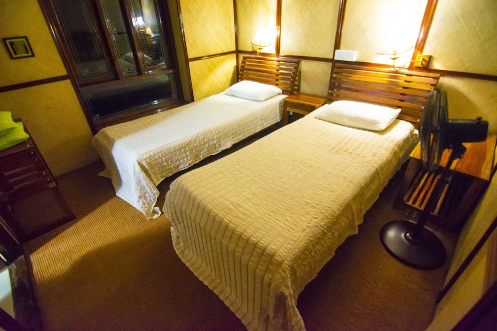 1 Bedroom Deluxe Double room with lake view (full double bed)