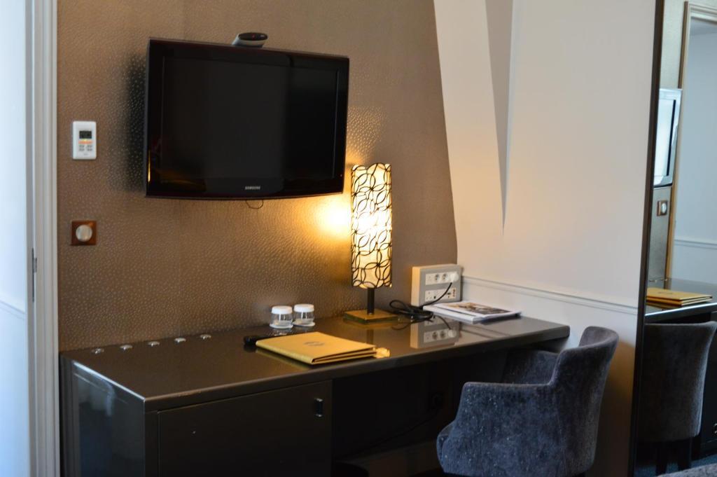 Двухместный семейный полулюкс двуспальная кровать в Hotel Lumen Paris Louvre