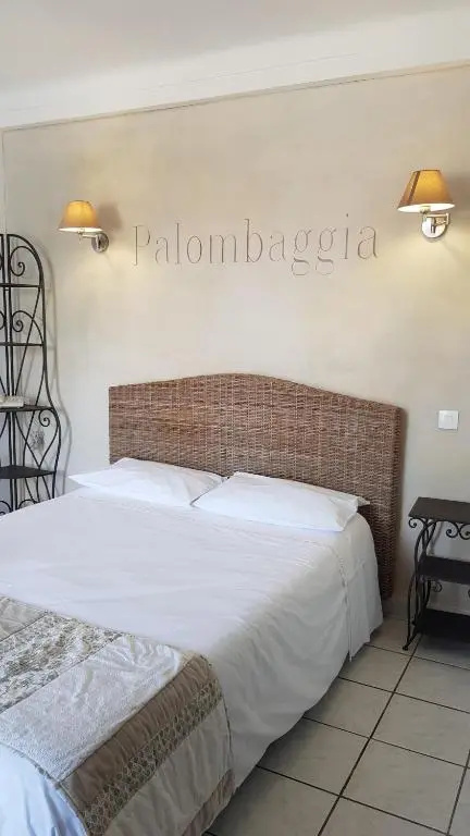 Standard Double room with courtyard view (full double bed)