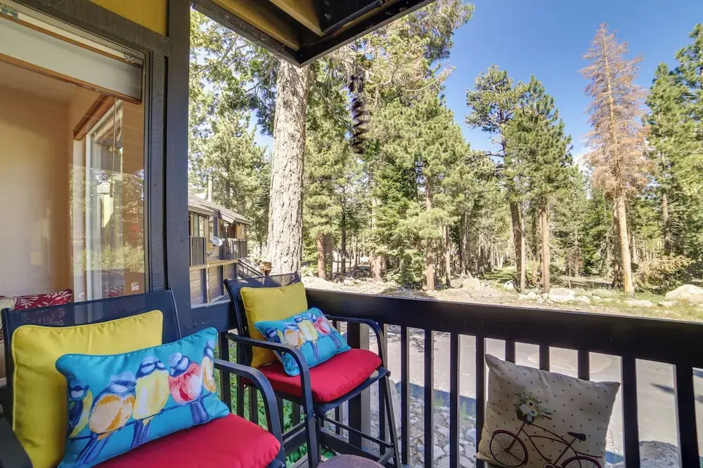 5 Mi to Mammoth Mtn Ski Area: Condo w/ Views!