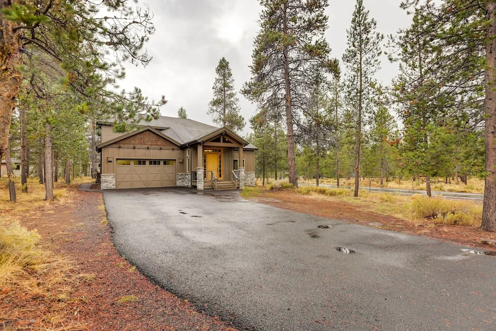 Private Pool & Hot Tub: Sunriver Retreat!
