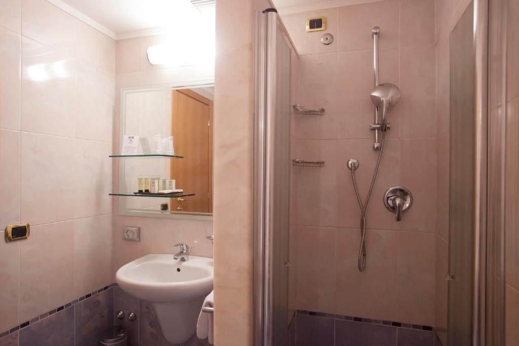 Twin room (twin beds) — room photo 3