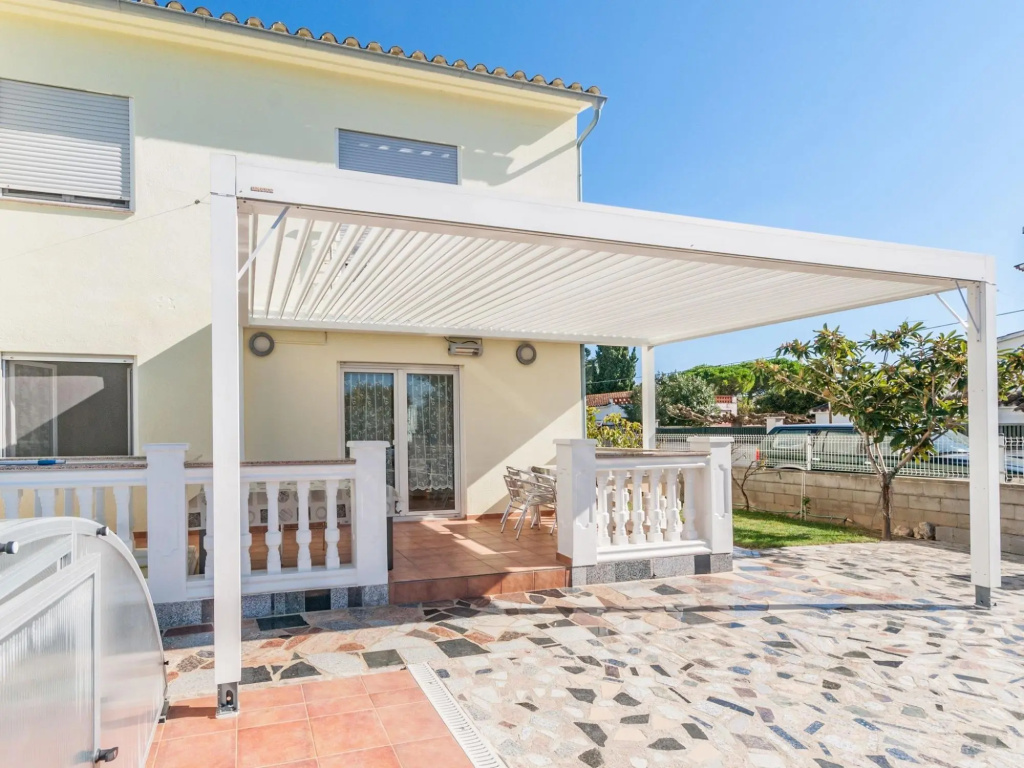Holiday Home with private pool in Sant Pere Pescador
