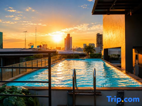 2BR Condo | Pool + Gym | Ekkamai BTS | City