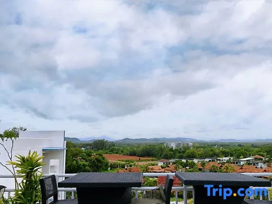 Mae Phim Beachside 1BR Condo | Rooftop Sea View Pool