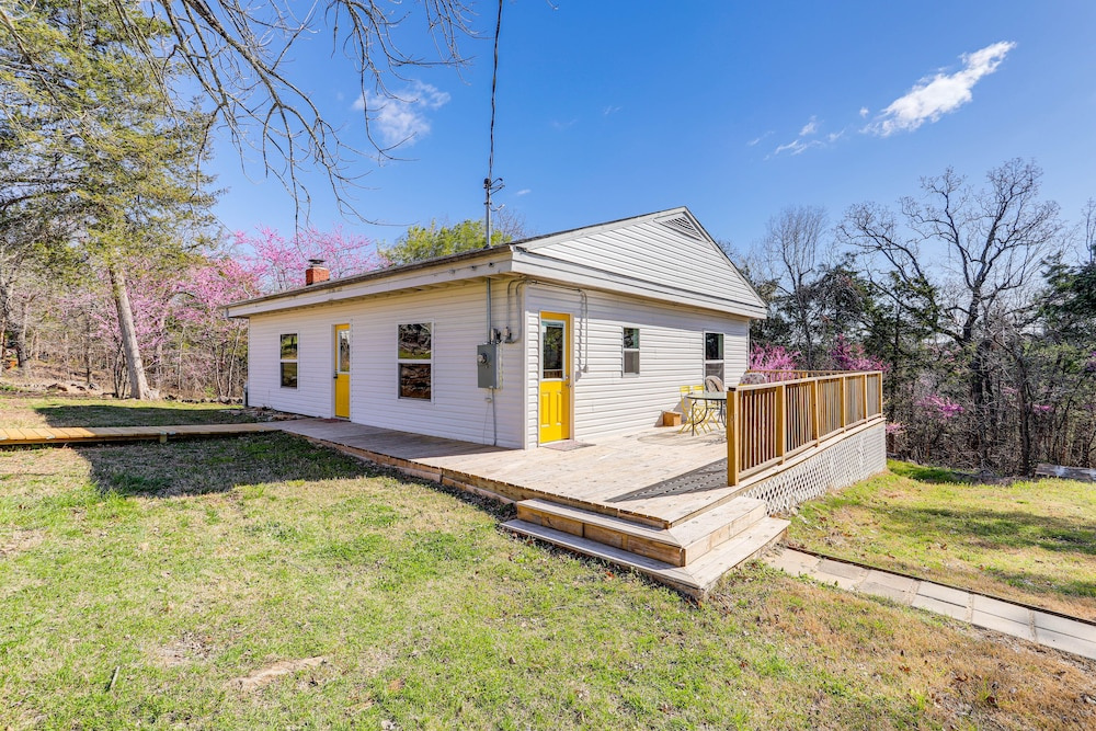 Arkansas Cabin w/ Deck < 1 Mi to Norfork Lake