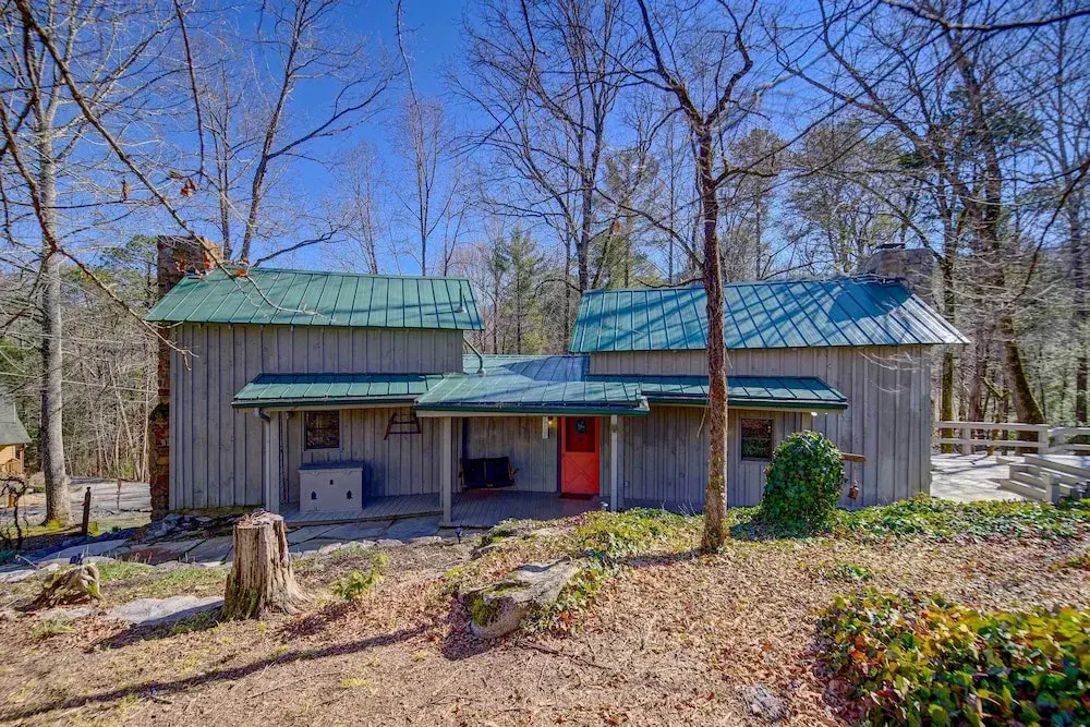 Cozy Log Cabin: 6 Mi to Great Smoky Mtns NP!