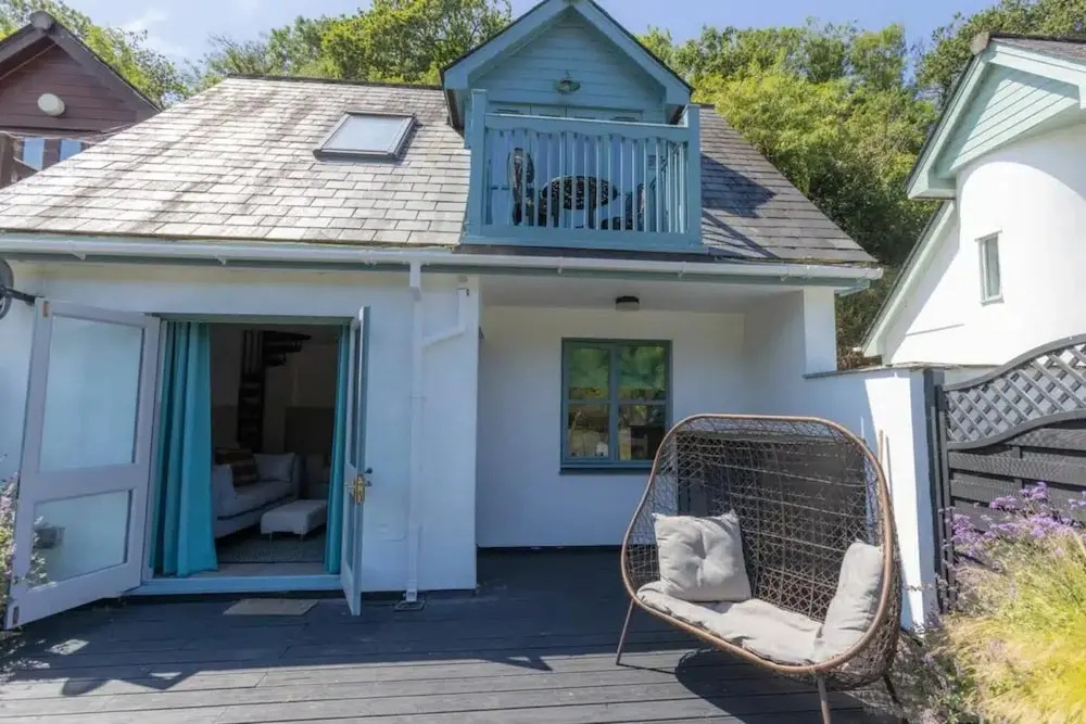 2 Bedrooms, Overlooking Little Petherick Creek