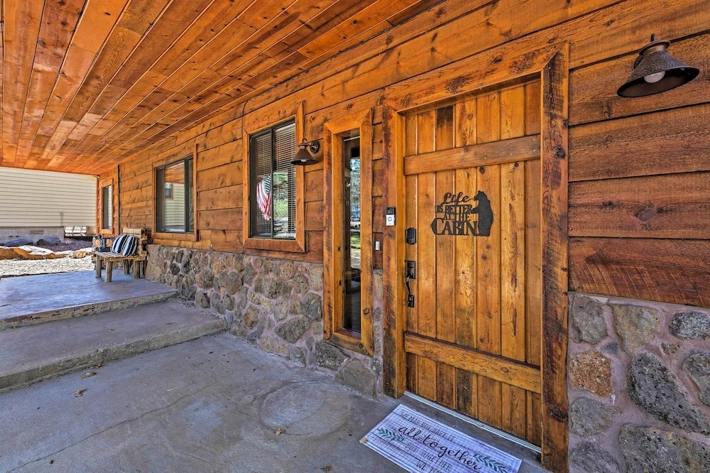 2 Decks & Game Room: Expansive Family Cabin