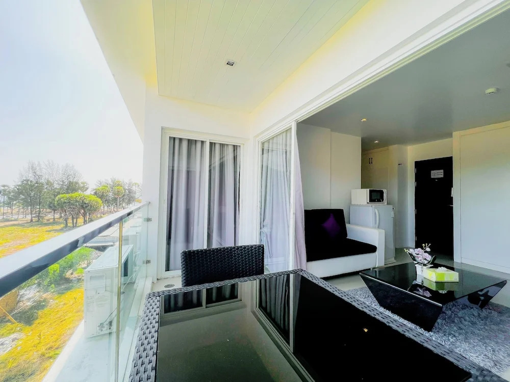 Трёхместный люкс с 2 комнатами в Grand Sunset Hotel Phuket
