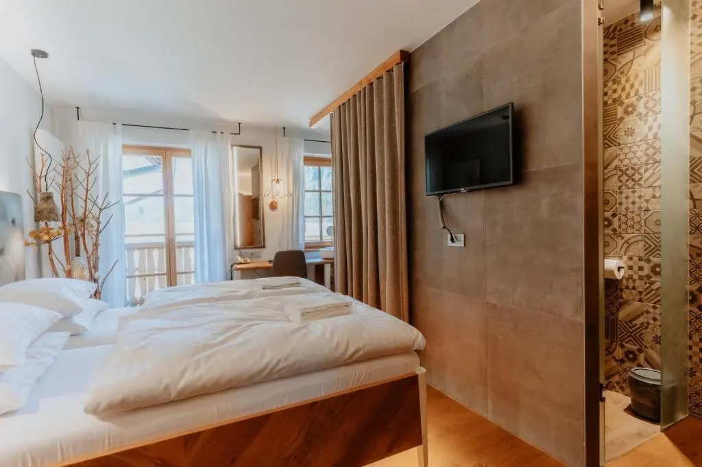 Standard Double room with balcony and with mountain view (full double bed)