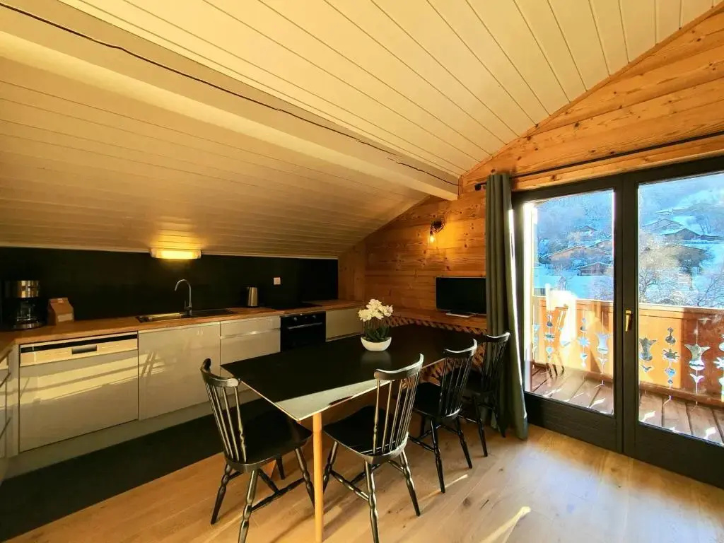 4 Bedrooms Apartment