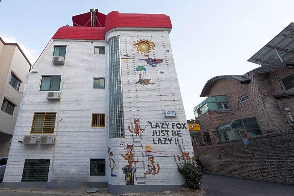 Hongdae Lazyfox Den Hostel