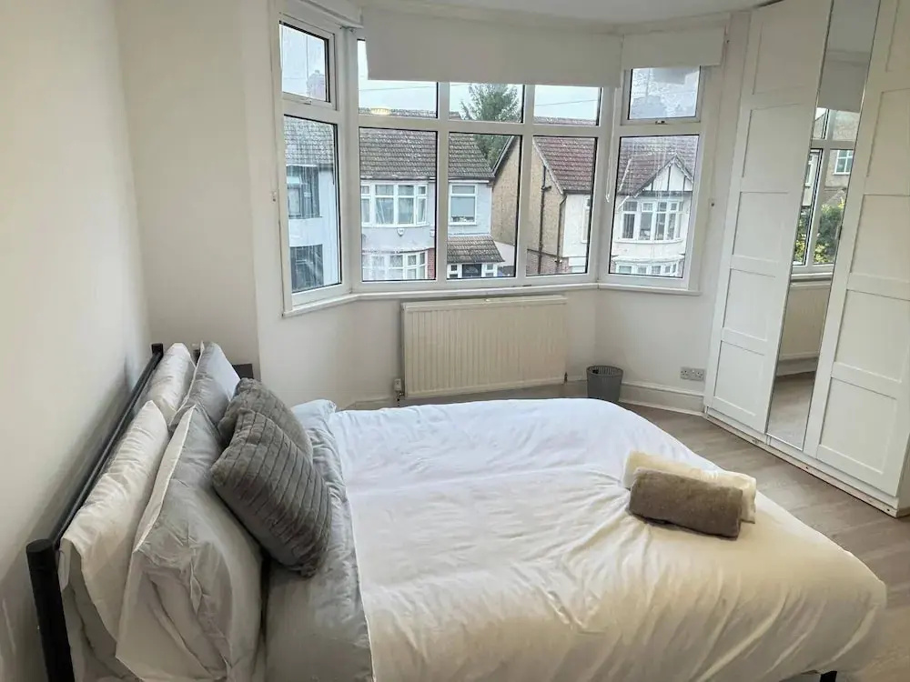 Charming Luton Home for Families & Business Stays