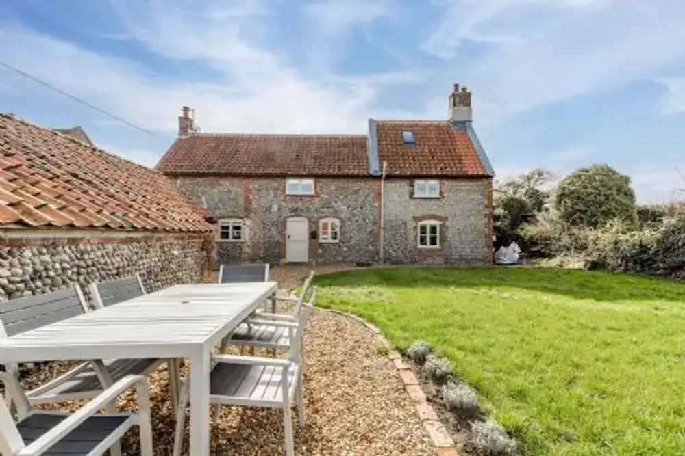 Host Stay White End