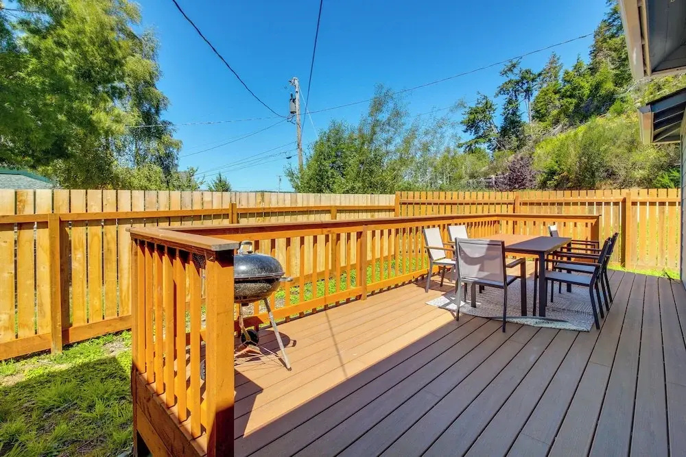 < 1 Mi to Coquille River: Cottage w/ Private Yard!