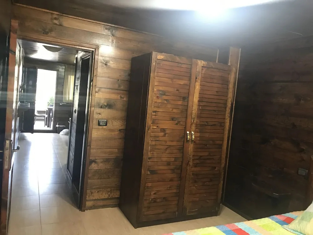 一臥室附帶雙層地下室的套房,帶有全尺寸雙人床。