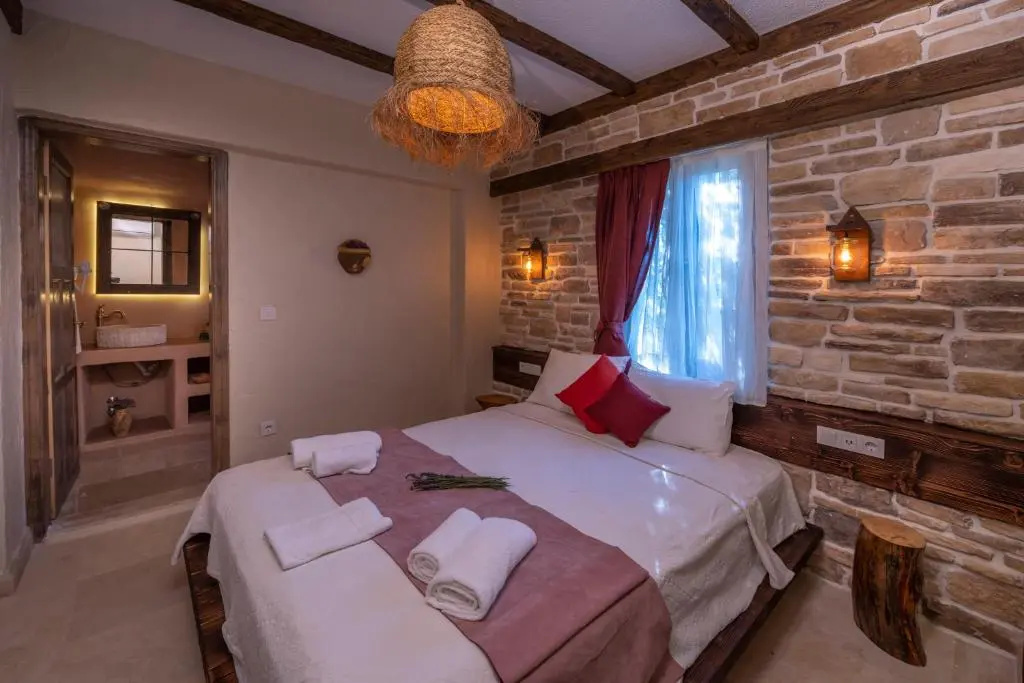 Deluxe Double room (full double bed)