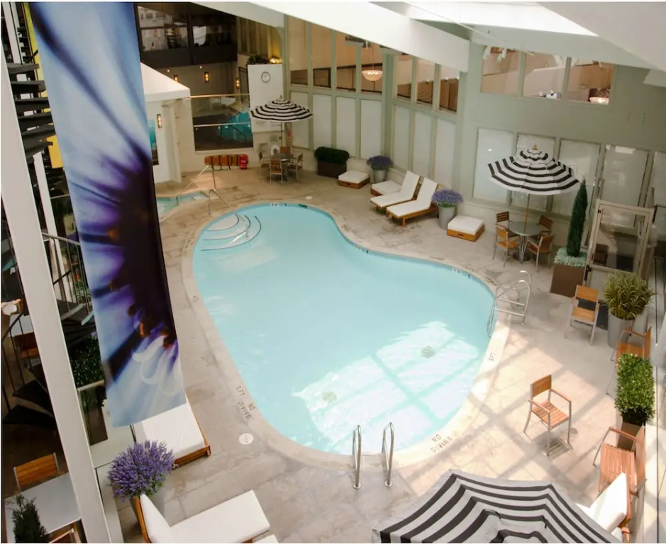 Deluxe Quadruple room with pool view
