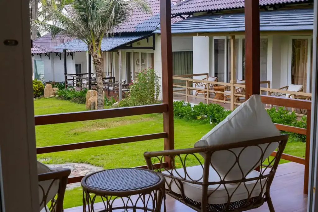 Bungalow with garden view