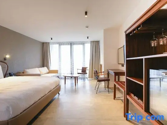 Deluxe Double room with balcony (full double bed)