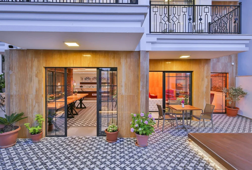 Lobby & Reception