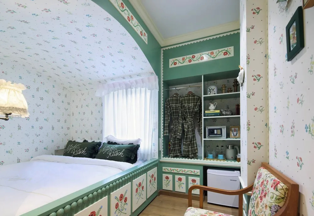 Kitsch Hotel — 4
