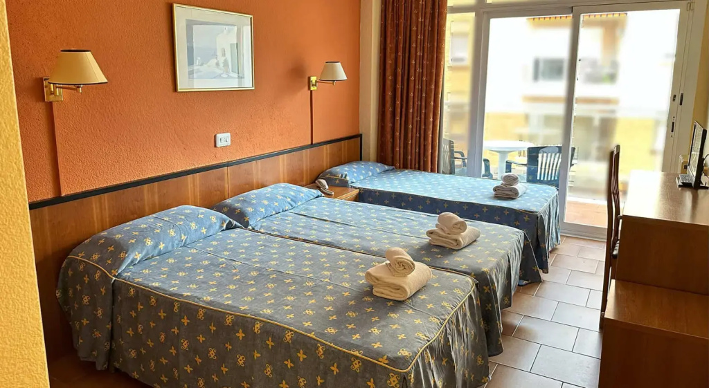 Standard Triple room