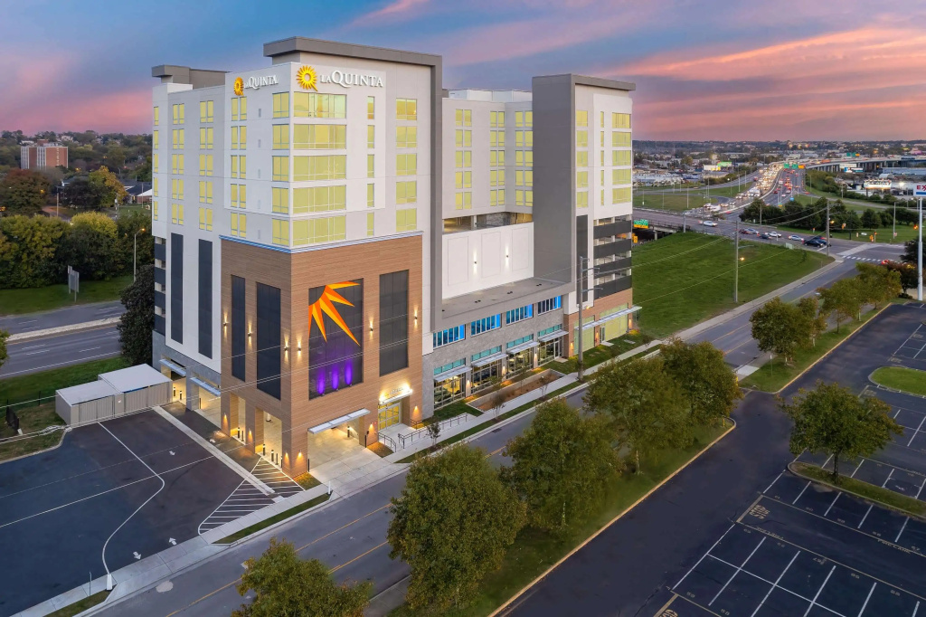 La Quinta Inn & Suites by Wyndham Nashville Downtown / Stadium