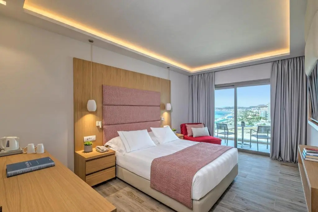 Double room with partial sea view (full double bed)