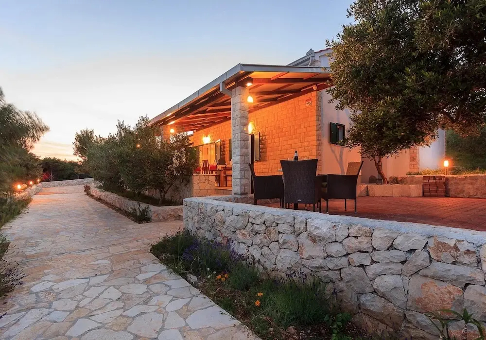 Beachfront Luxury Villa w. Pool & Large Garden