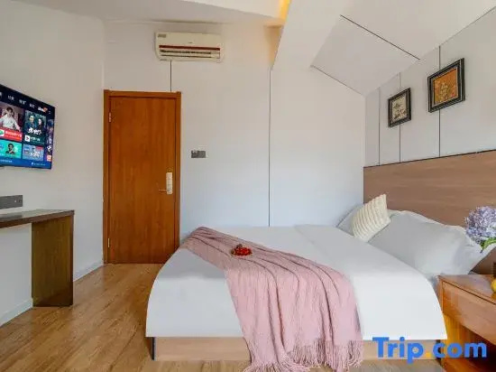 Standard Double room with balcony (full double bed)