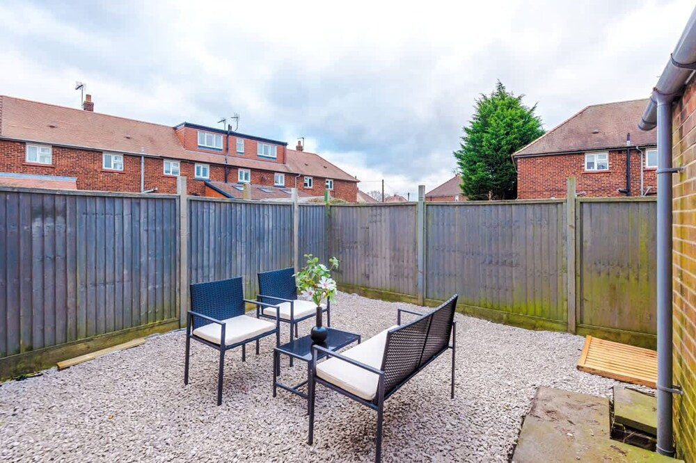 NEW Spacious Apartment Ideal for Business Work