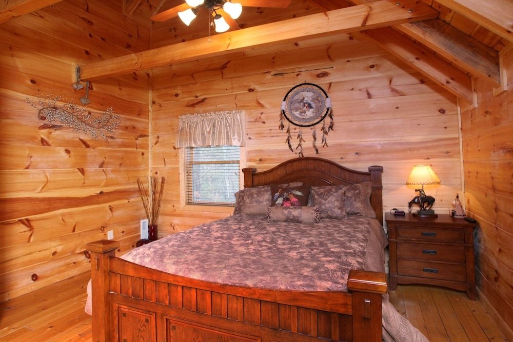 Off The Clock - Four Bedroom Cabin — 2