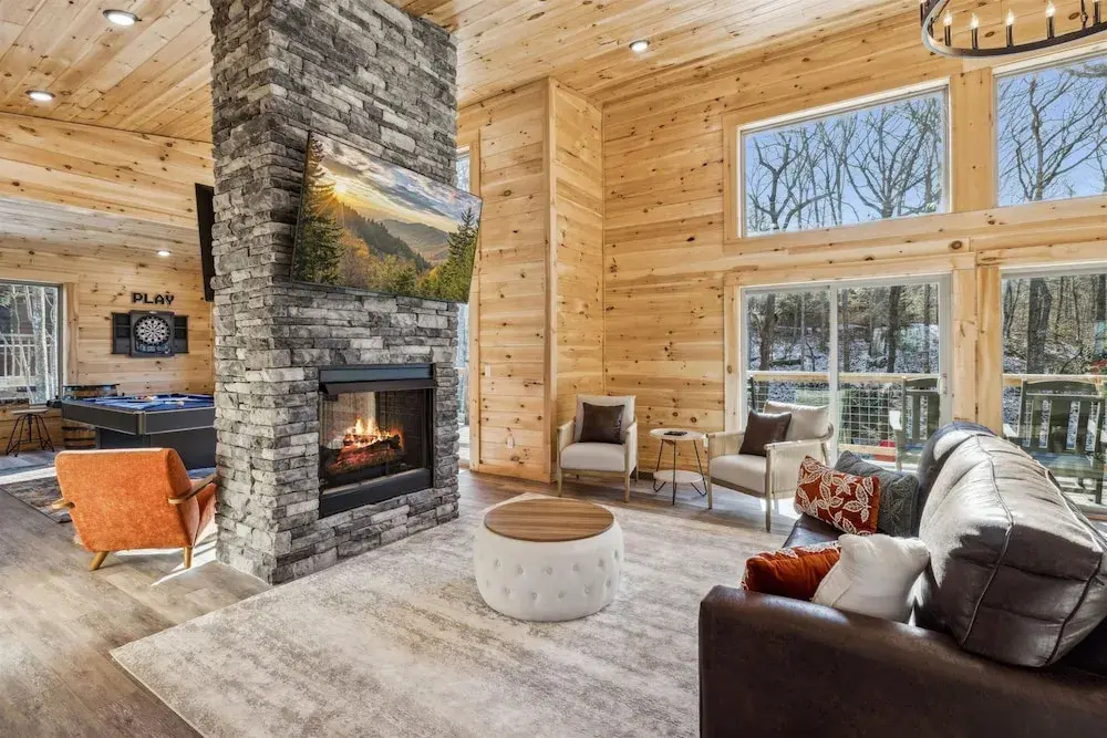 Brand New Cabin w Fire Pit Hot Tub Gameroom
