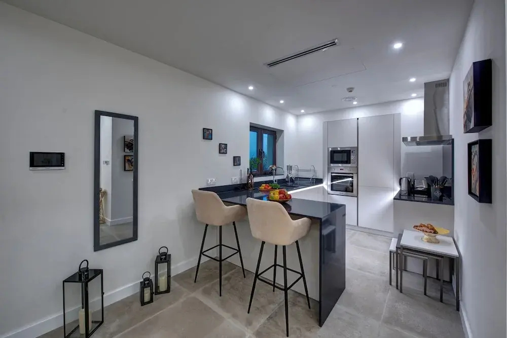 Durrani Homes - Arabian luxury at Souk Al Bahar besides Burj Khalifa & Dubai Mall — фото