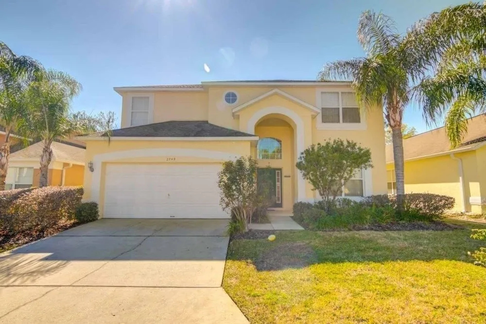 South Facing Pool & Game Room! 6 Bedroom Home by RedAwning