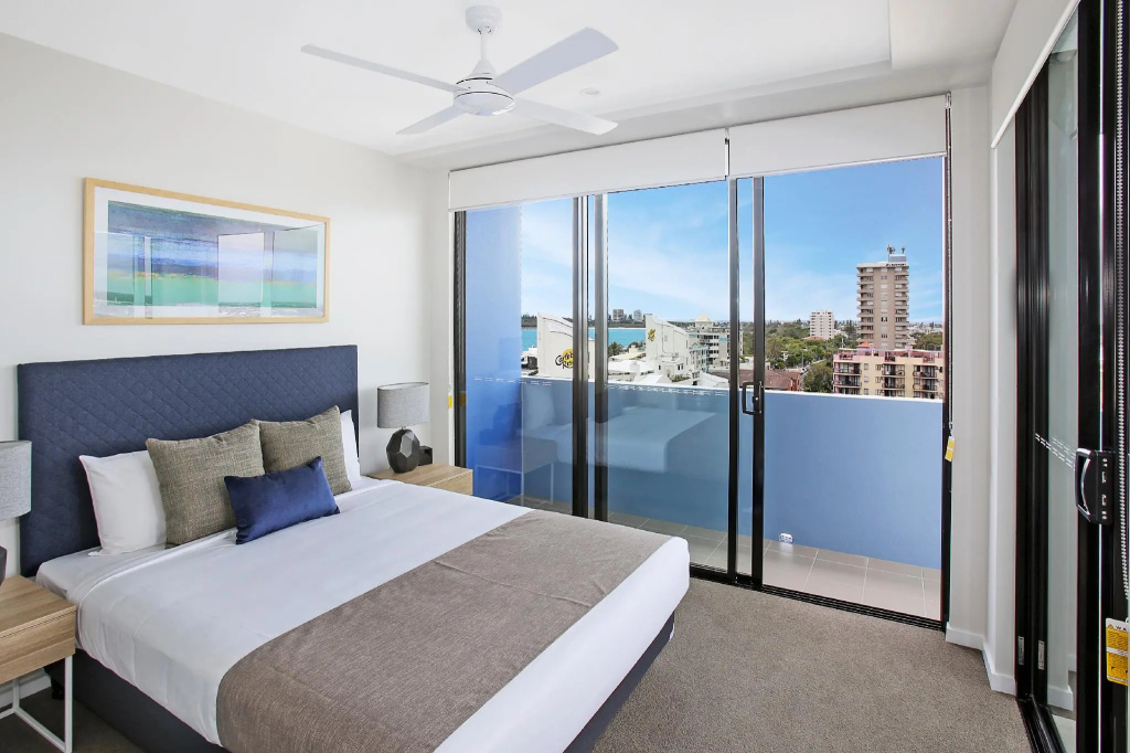 2 Bedrooms Apartment with water view