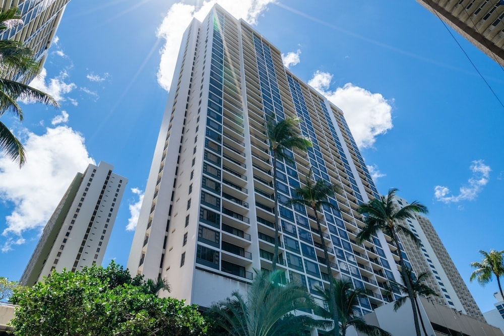 Deluxe Ocean and City View Waikiki Banyan Condo, Free Parking & Wi-Fi by Koko Resort Vacation Rentals