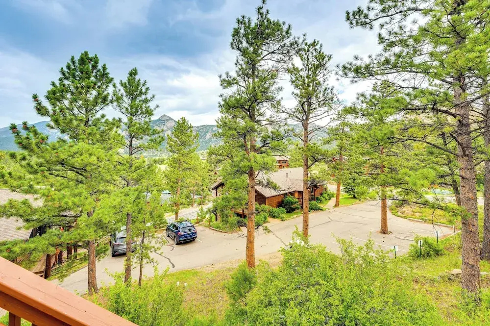 Estes Park Condo w/ Deck & Views ~ 3 Miles to Rmnp