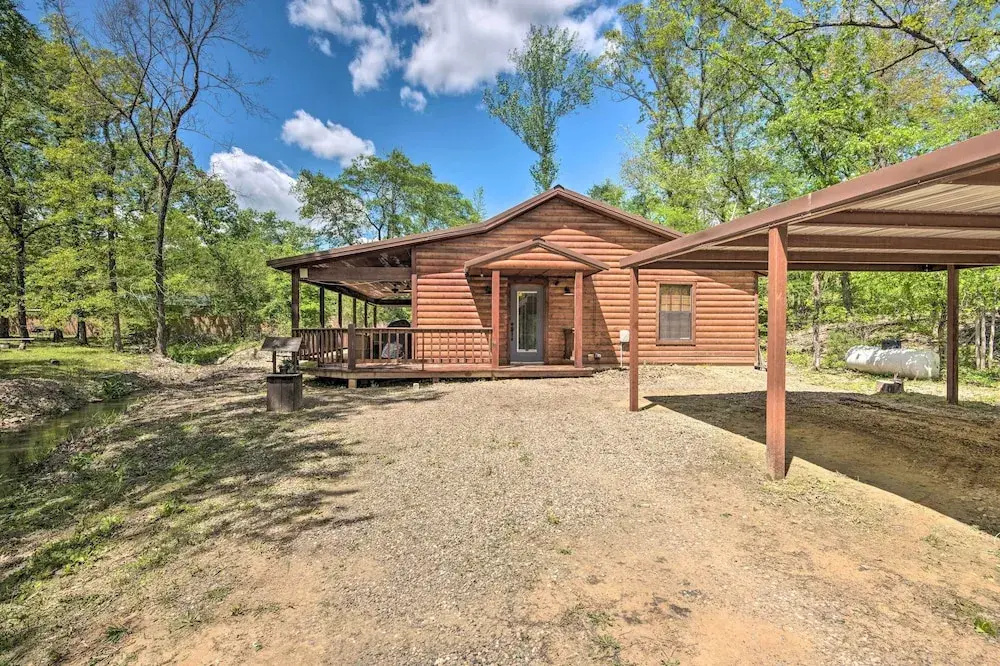 Cabin w/ Hot Tub - Near Broken Bow Lake & Hiking!
