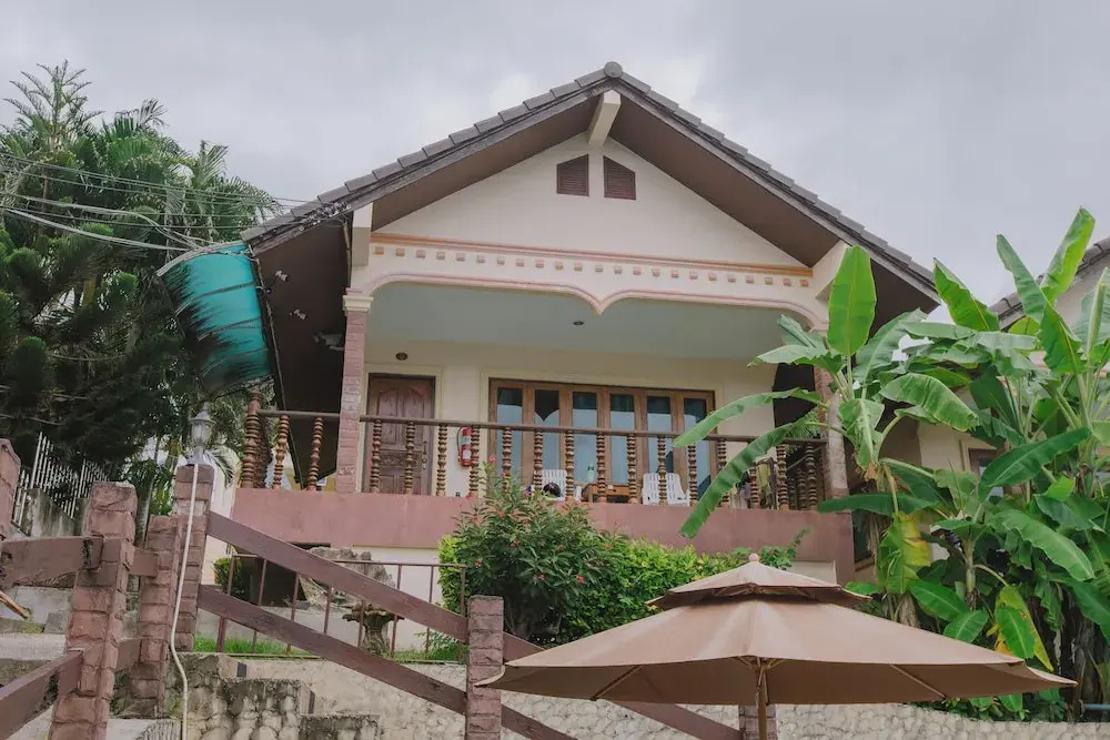 Бунгало с балконом в Kataonsea Bungalows