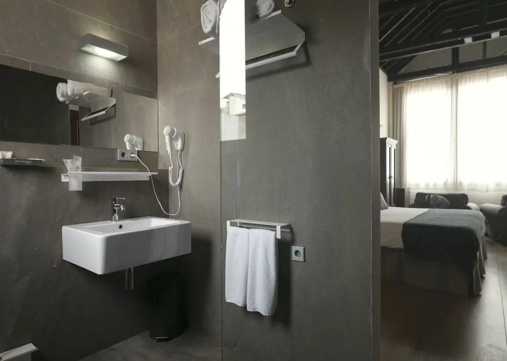 Suite with city view