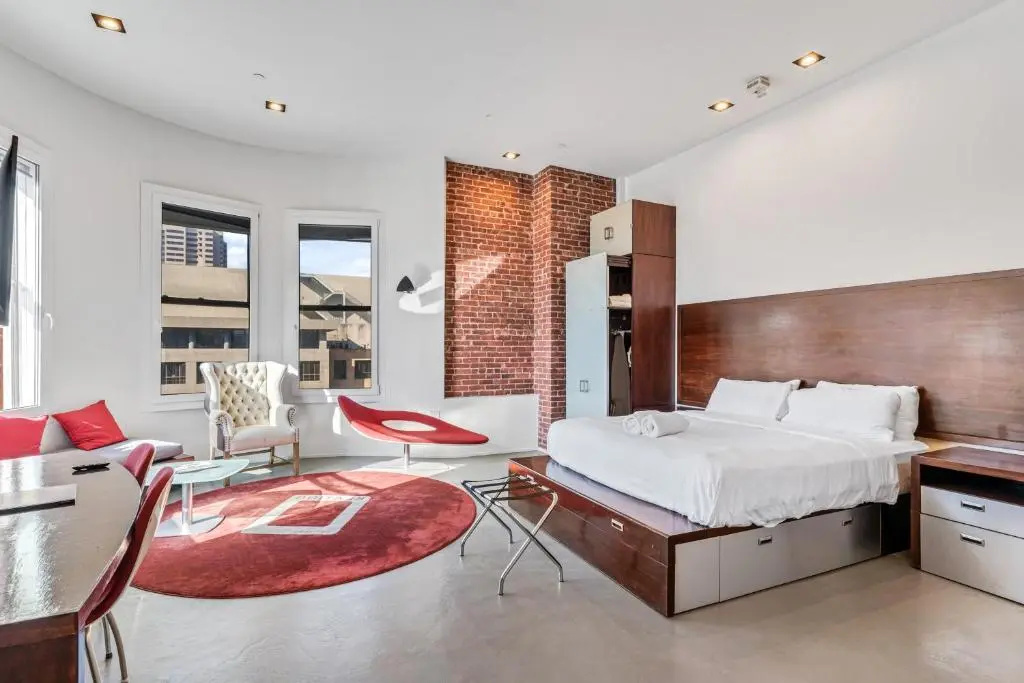 Deluxe Double room (full double bed)