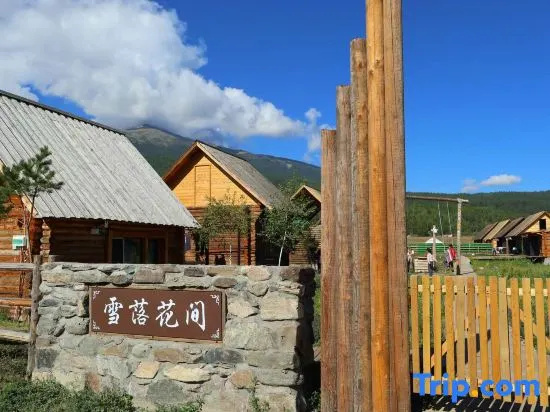 Snowfall Among Flowers · 180-Degree Mountain View High-End Homestay (Kanas Scenic Area)