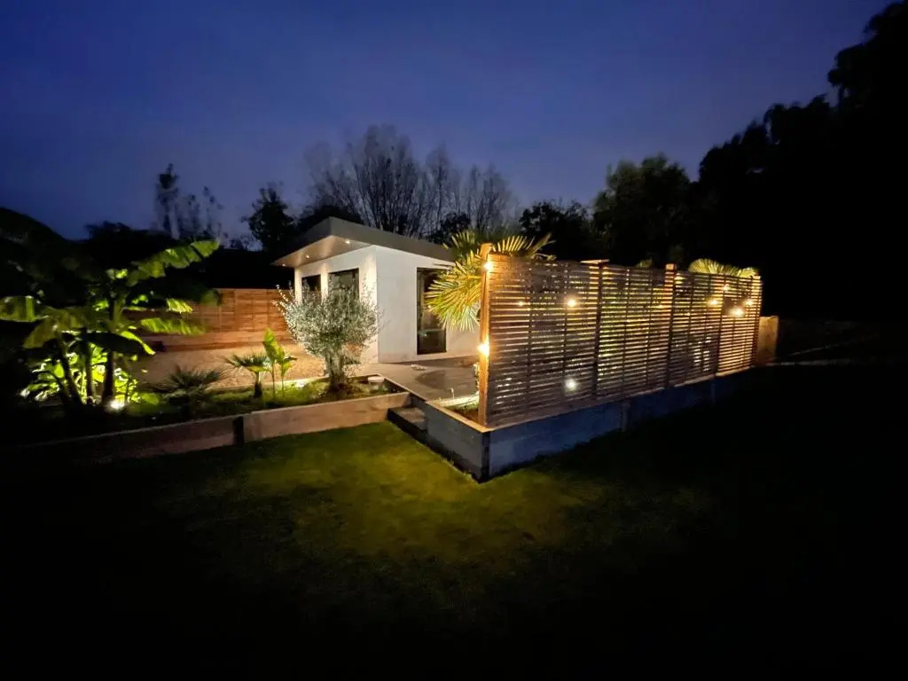 Maygrove Retreat - Sleeps 2 - Jacuzzi & Boat Hire