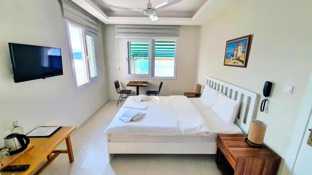 Deluxe Double room with sea view (full double bed)